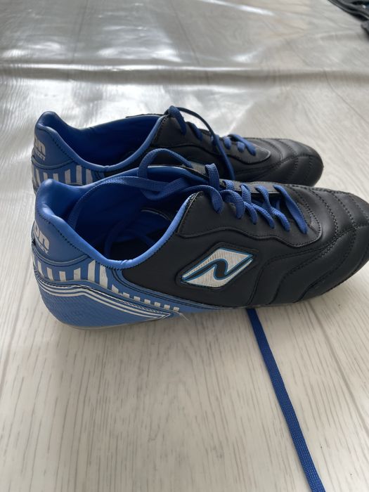 Продам футзалки и бутсы