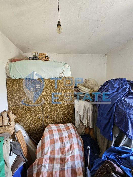 Двуетажна тухлена къща с гараж и голям двор в село Добромирка