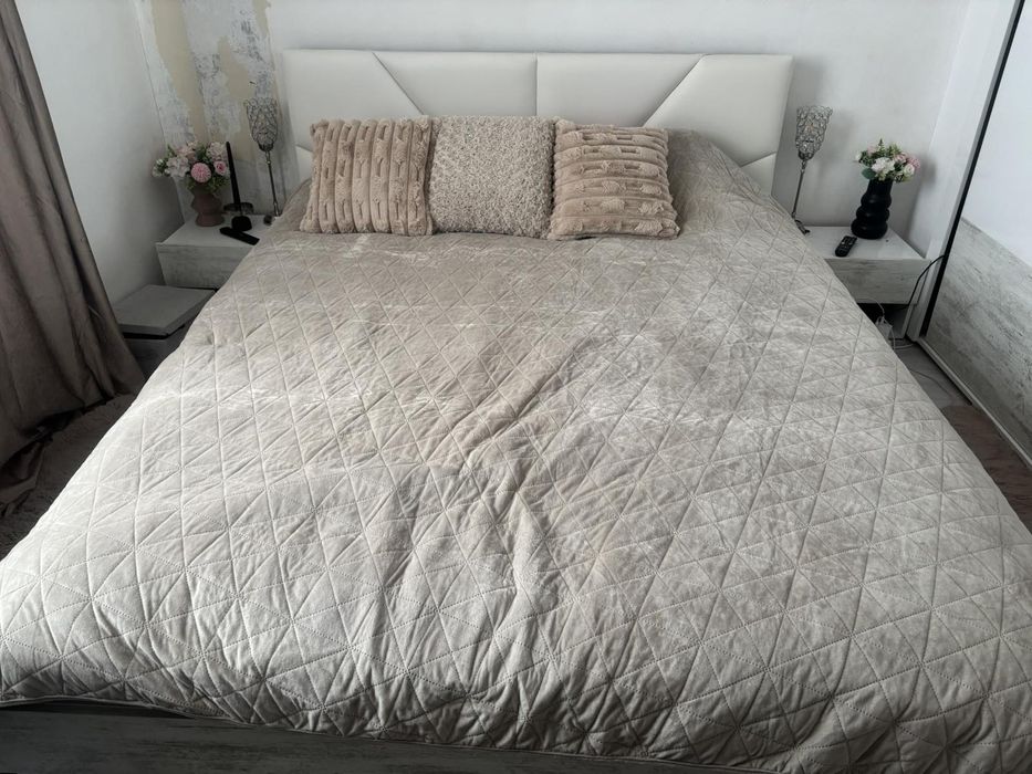 Бяла кожежева спалня