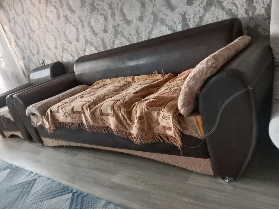 Продам диван с двумя креслами срочно 1000тг.