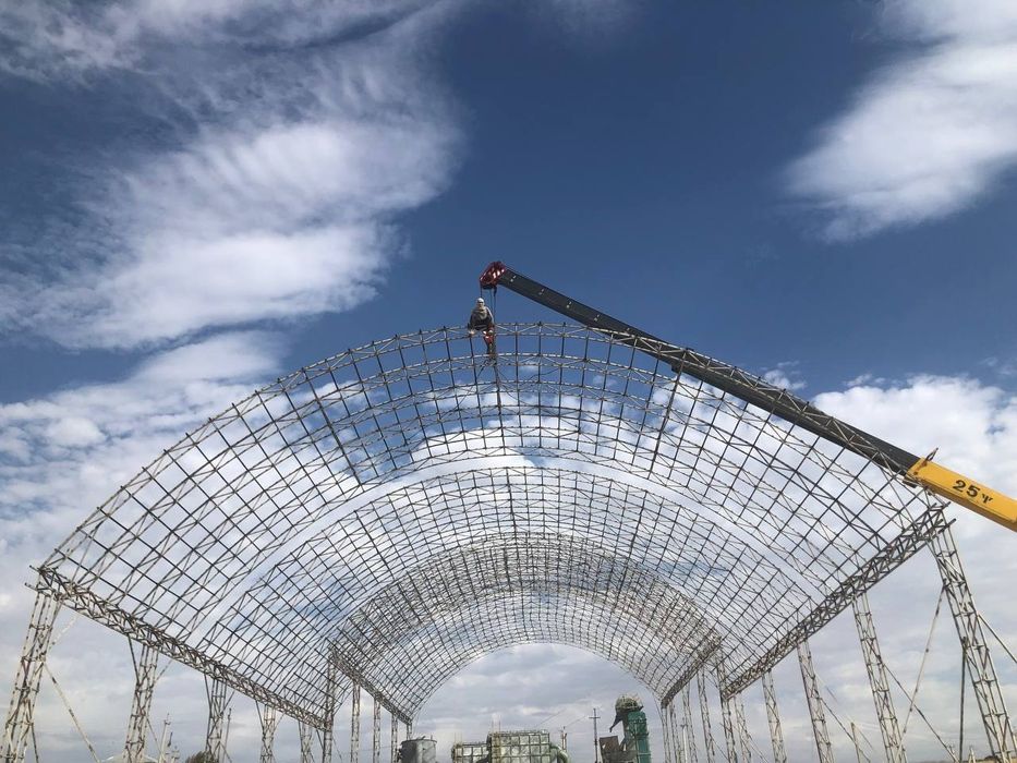 Arkali va stadionlar va Tom Naves xizmati