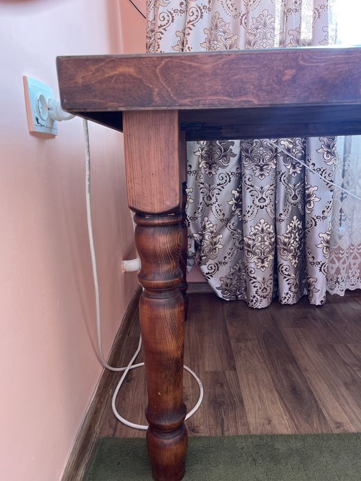 Продам срочно обеденный стол торг уместен