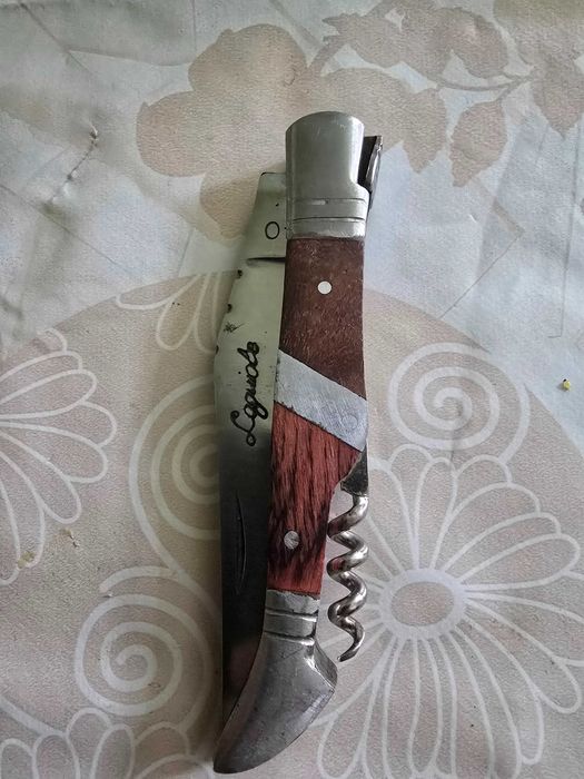 Продавам три джобни ножчета.