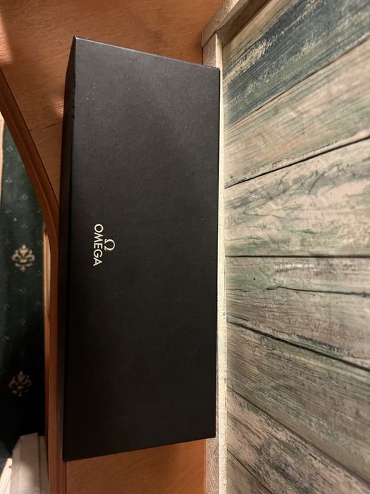 Часовник Omega.