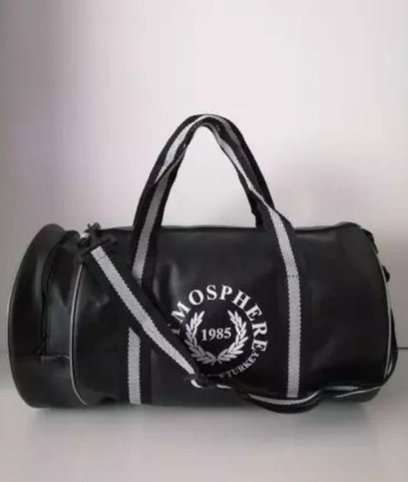 Мъжки кожен сак за пътуване или фитнес в модерен кръгъл дизайн