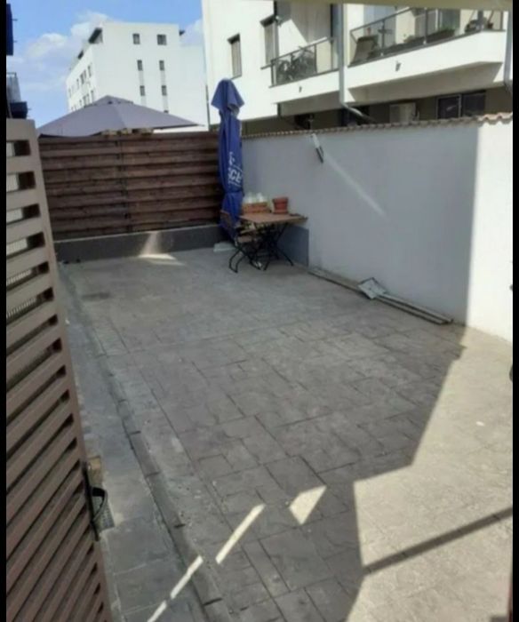 Apartament 3 camere + curte + parcări