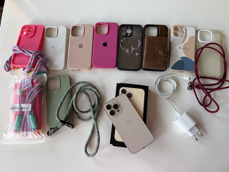 Iphone 13 PRO GOLD 256 GB с протектор и 10 кейса