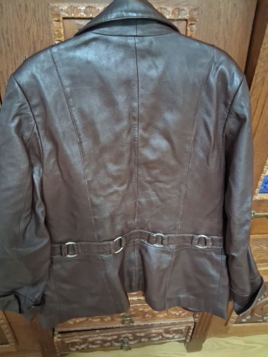 Greacă de piele scurtă pentru femei mărimea 42, căptușită.