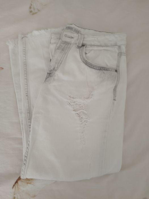 Бели и светло сини дънки на Zara