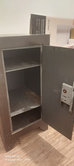 Продам сейф с ключом