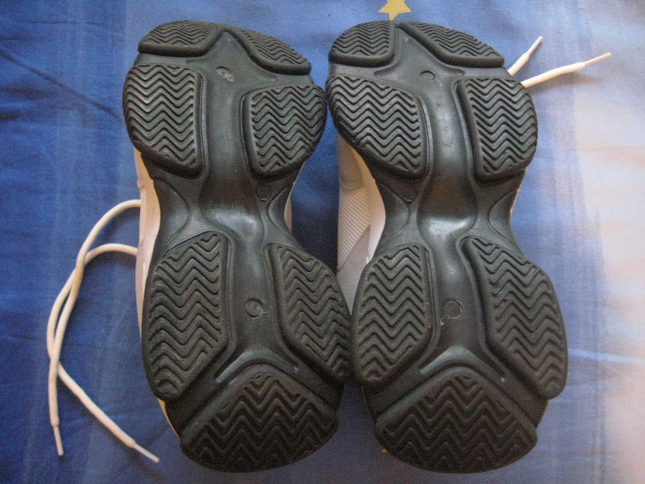 Продавам дамски спортни маратонки