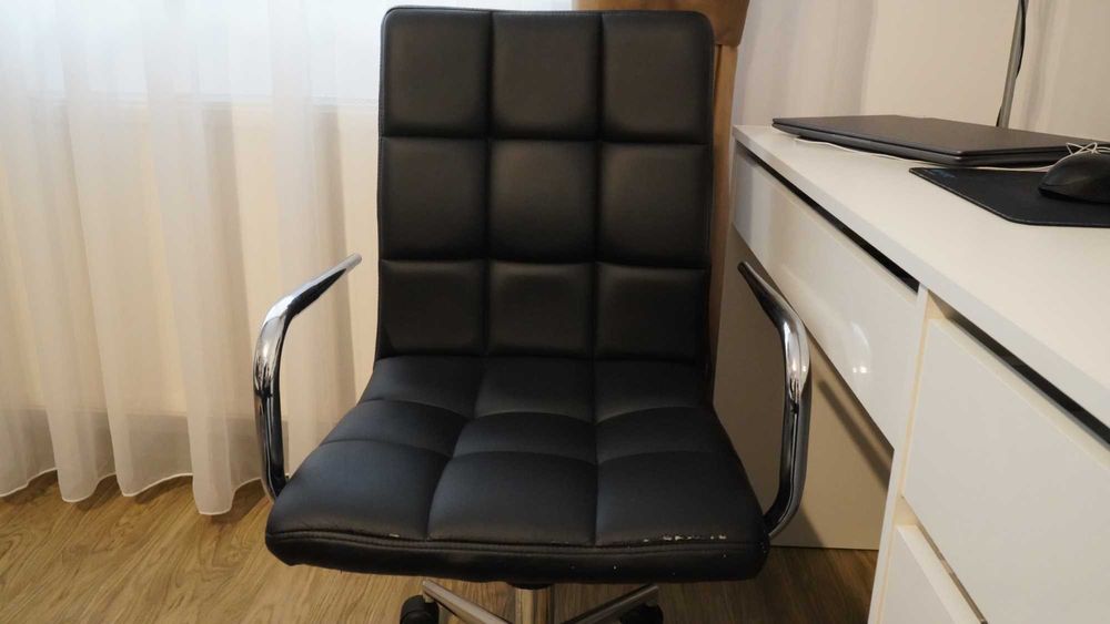 Scaun negru de birou