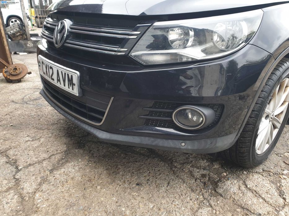 Bara Spoiler Fata cu Locas Senzori de Parcare cu Grile Proiectoare FARA Grila cu Emblema Volkswagen Tiguan FL Facelift 2011 - 2015 Culoare LC9X [K7787]