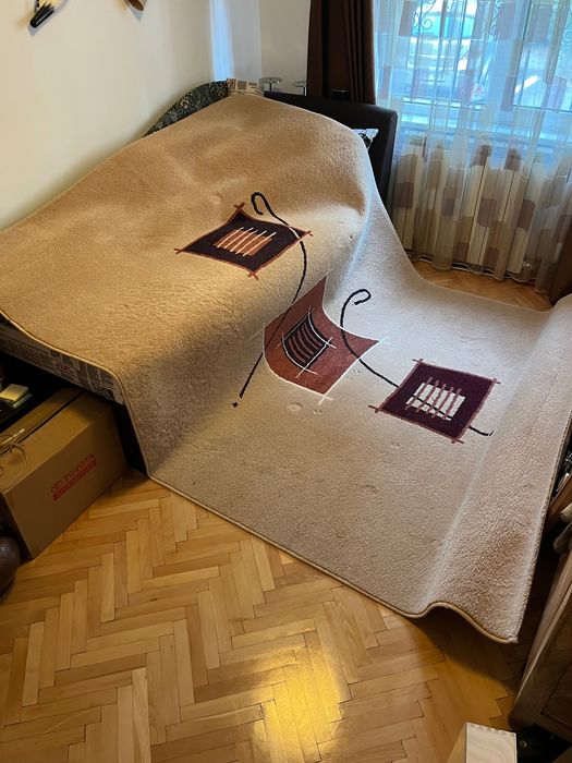Vand covor living cu design geometric.