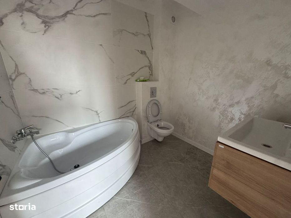 Apartament 3 camere cu balcon si curte/ loc de parcare/ statie STB