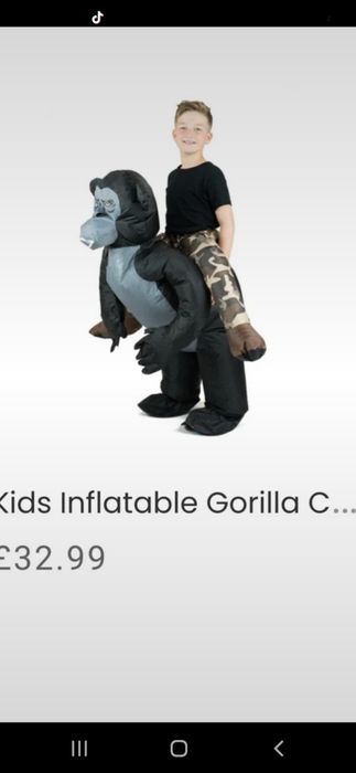 Măști  si costume pentru anul nou folosite la o petrecere de halloween