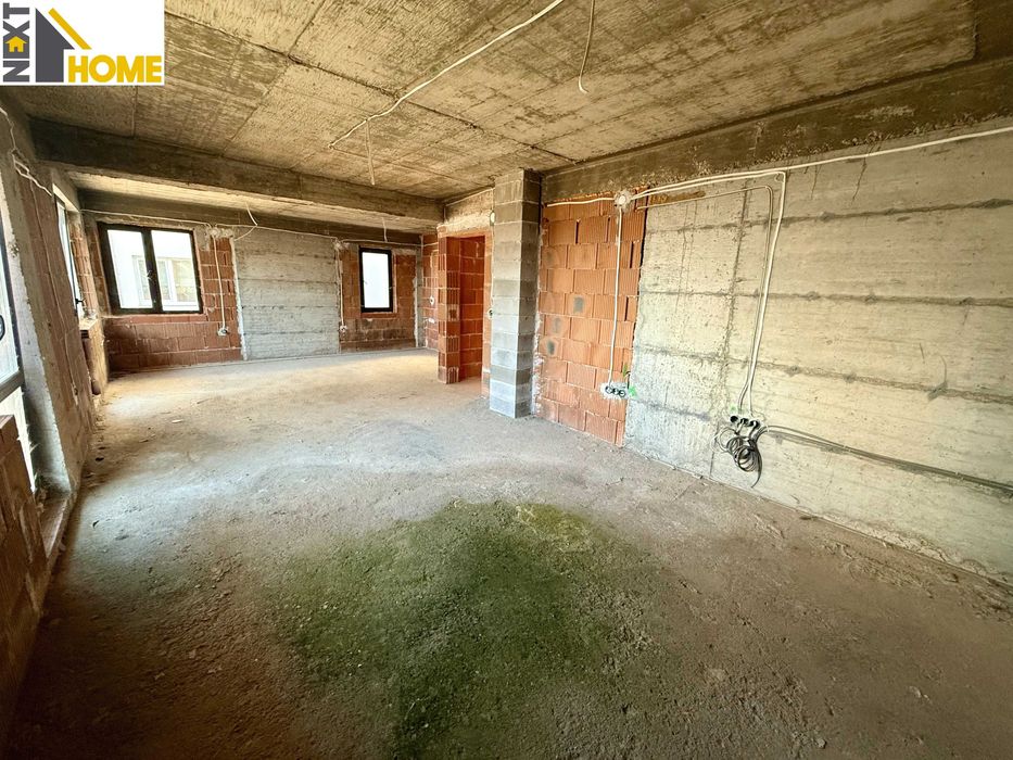 Самостоятелна триетажна къща с гаражи и дворно място