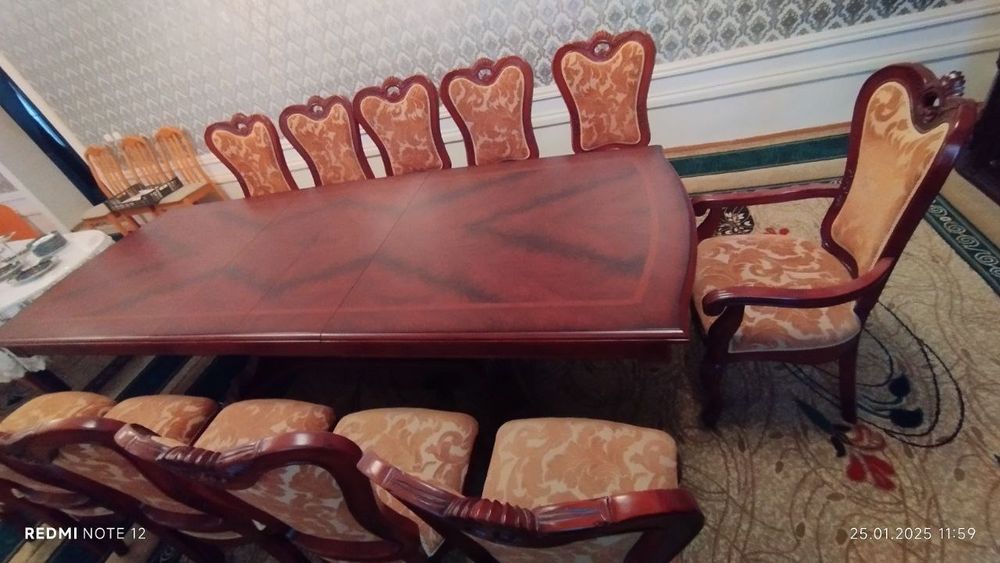 Срочно Продаётся Стол с 12 мягкими стульями