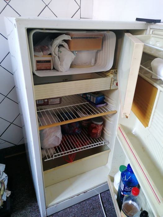 Vând frigider cu congelator impecabil 380 lei