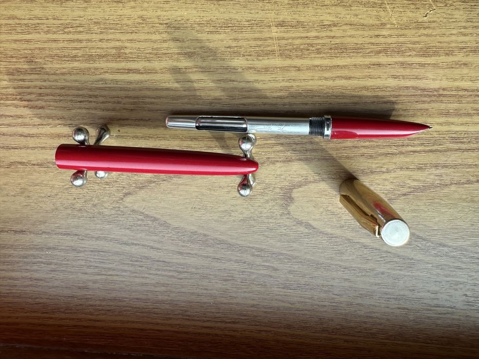 Stilou chinezesc rosu