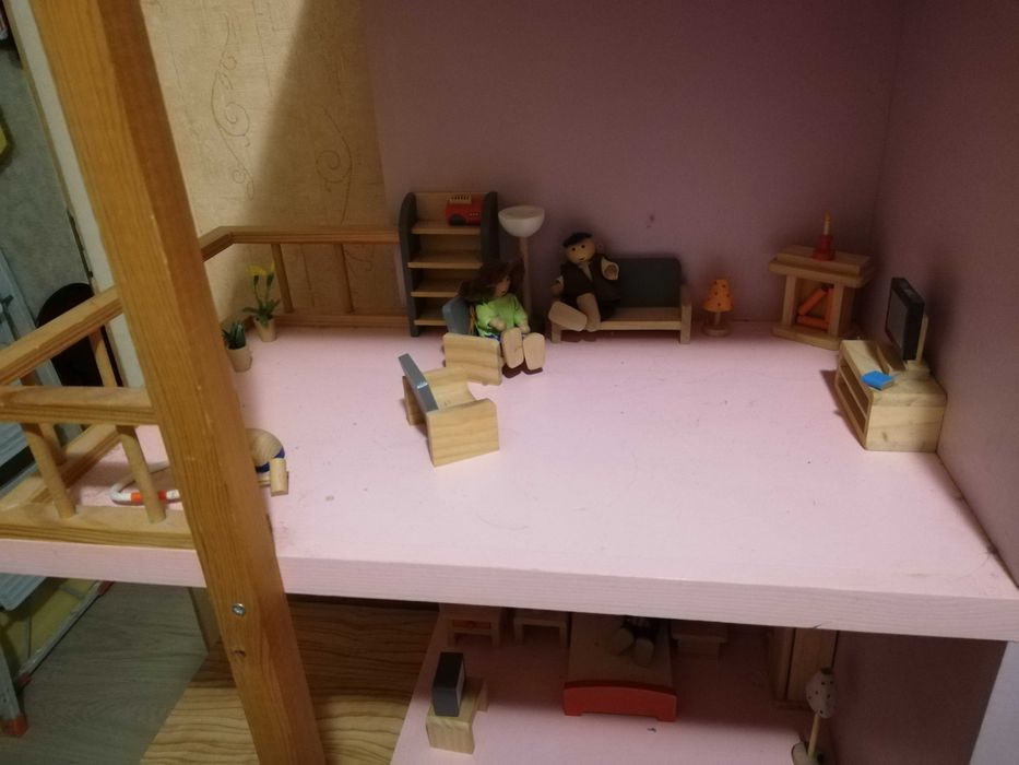 Дървена кукленска къща