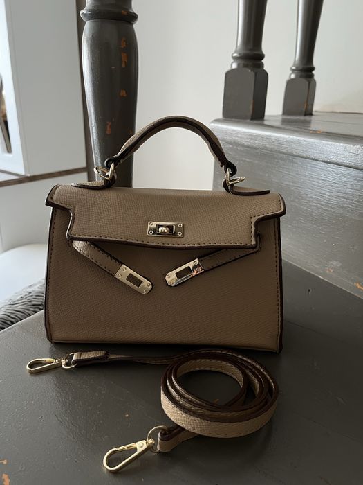 Продавам светло кафява  мини чанта. .