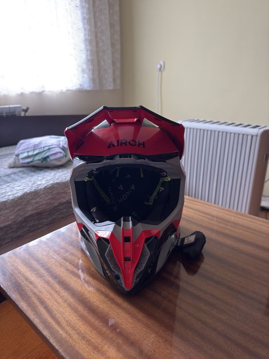 Продавам каска Airoh Twist 3