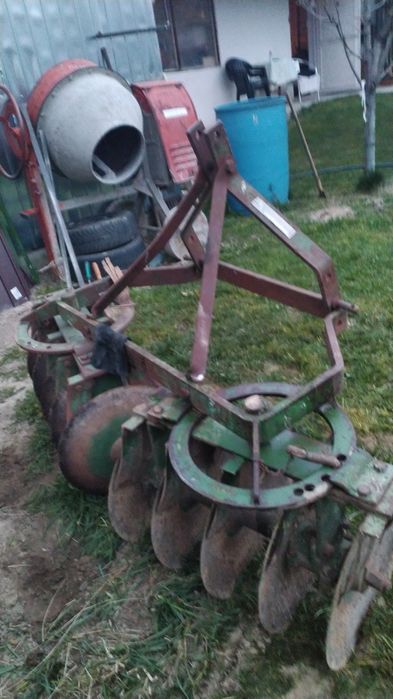 Disc agricol cu ridicare in tiranți