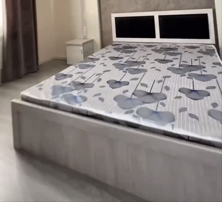 Двуспальная кровать с матрасом, отличное состояние