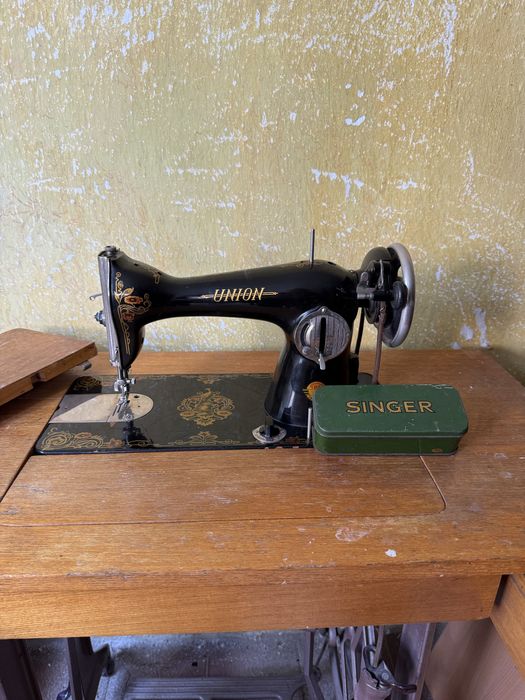 Стара шевна машина с дървена масичка на колелца