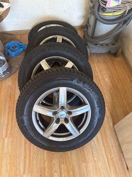 Продавам 4 гуми 235/65 R17 Michelin dot 21 година с джанти