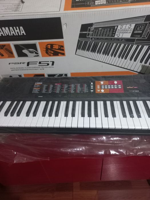 YAMAHA PSR-F51 pianino