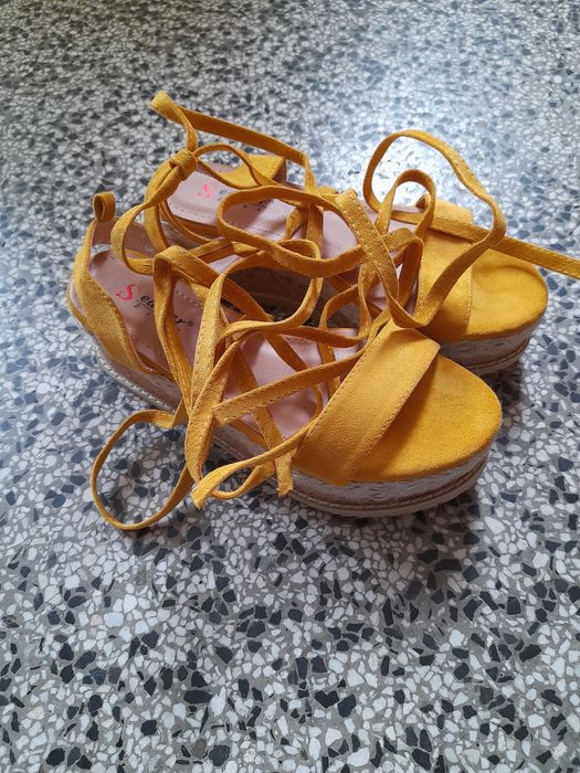 Сандали нови 39 номер