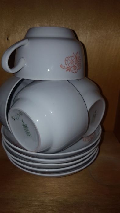 Бокалы,посуда,чайники.