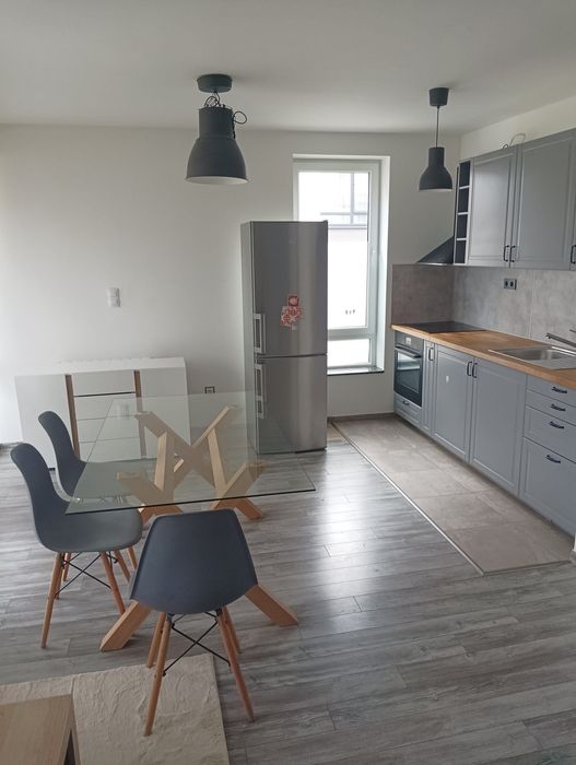 Под наем тристаен апартамент  90 кв 739 евро кв Витоша