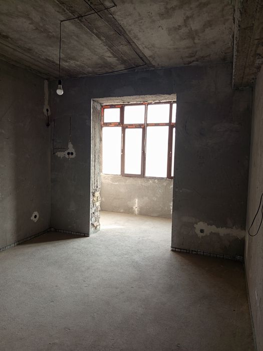 Sergeliy Quruvchilar daxasida  3 xonali 104 kv.m uy sotiladi. 12-METRO