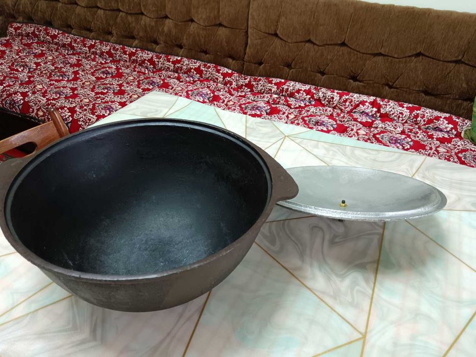 Чугунный казан с крышкой.
