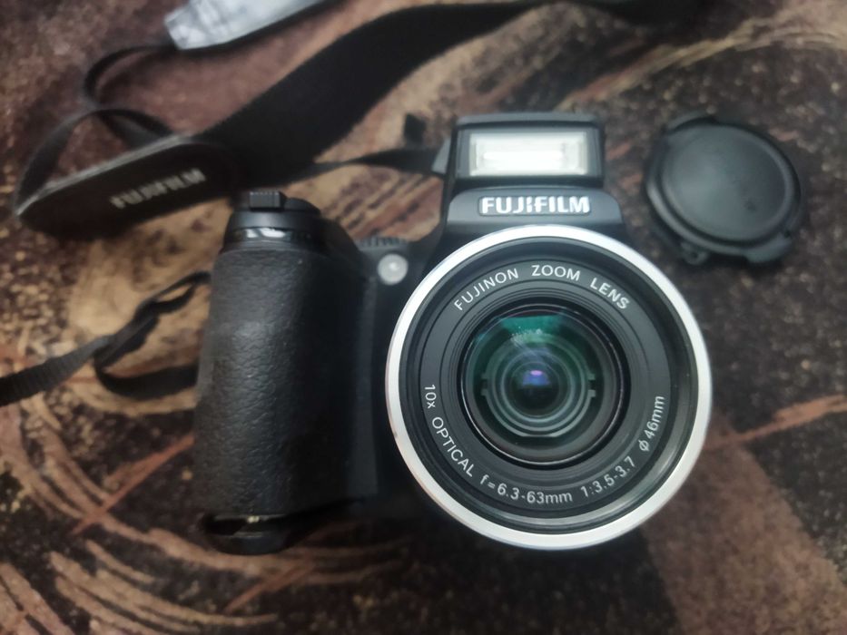 FUJIFILM FinePix S5700 Digital Camera