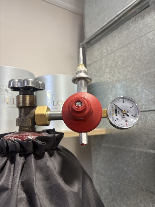 Продам гелиевый баллон с редуктором Астана