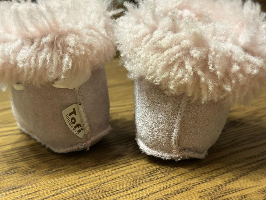 Розови бебешки буйки от агнешка кожа