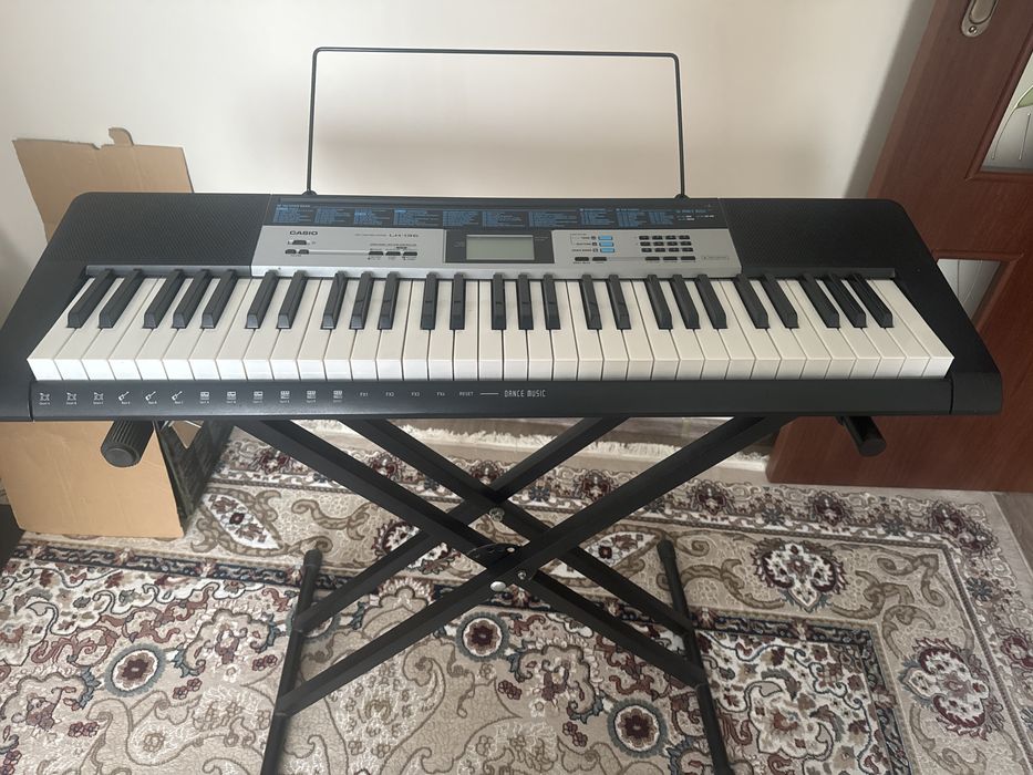 Синтезатор Casio LK 136 + подставка