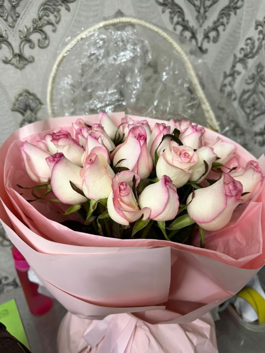 Букеты цветов алые розы