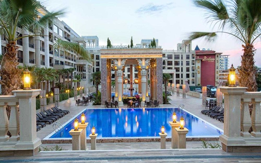 Тристаен апартамент с гледка към басейна в Аргищ Партез