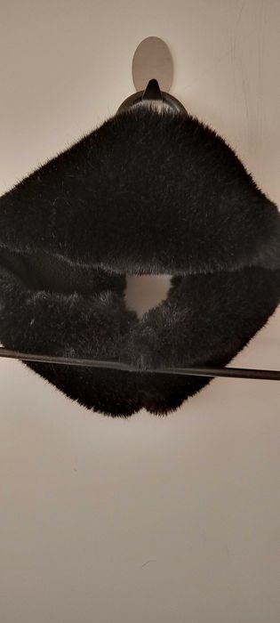 Шал. Шалове. Кожена яка-4-16 евро. Ръкавици -5евро