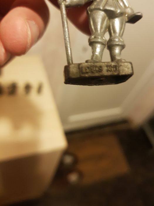 Продавам метални фигурки на френски крале за колекция