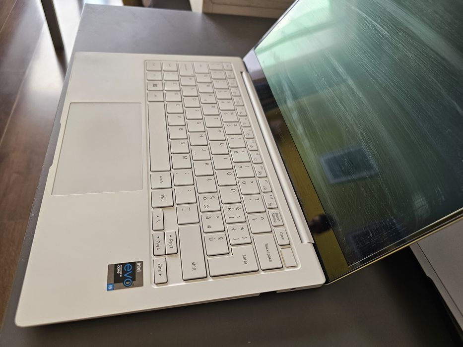 Galaxy book pro 13.3, i5 11th, 8gb, 512gb, 860gram