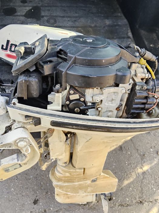Vând sau schinb 2 motoare.Honda 9.9 și Jhonson 15 cp