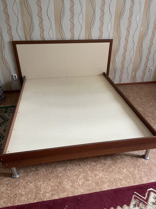 Кровать двуспальная с матрасом