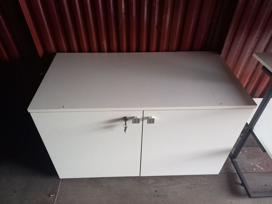 Продам тумбочку и потому шкафа