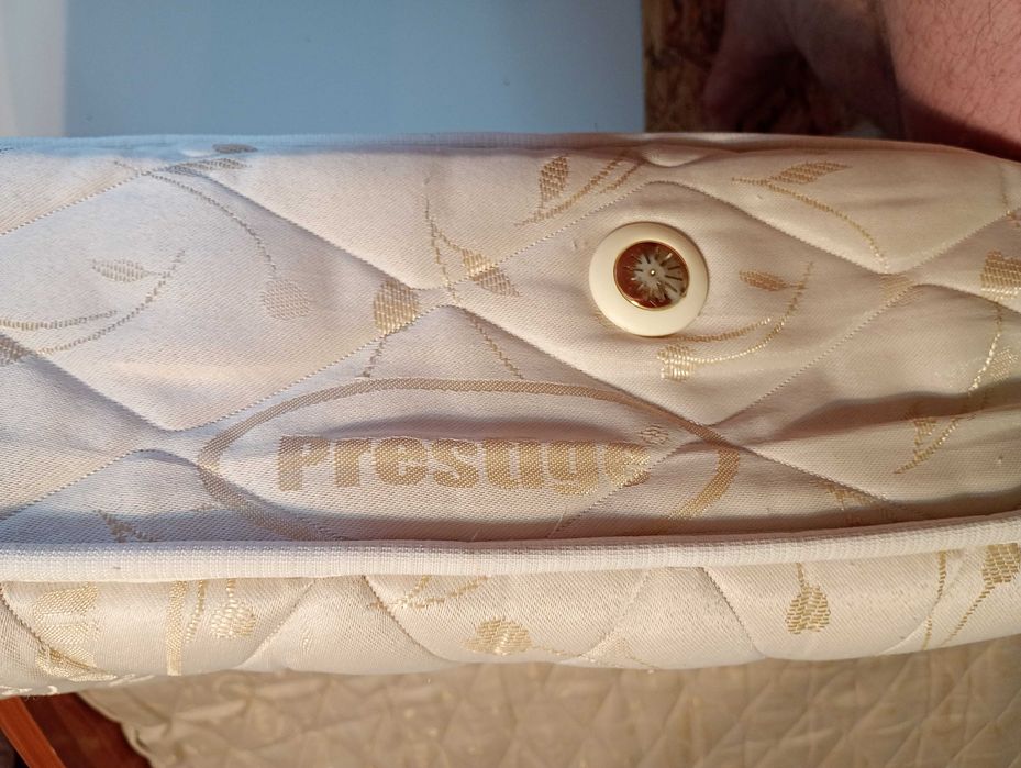 Saltea de pat de 20cm x 160cm x 200cm Folosita, Curata si fara Rupturi